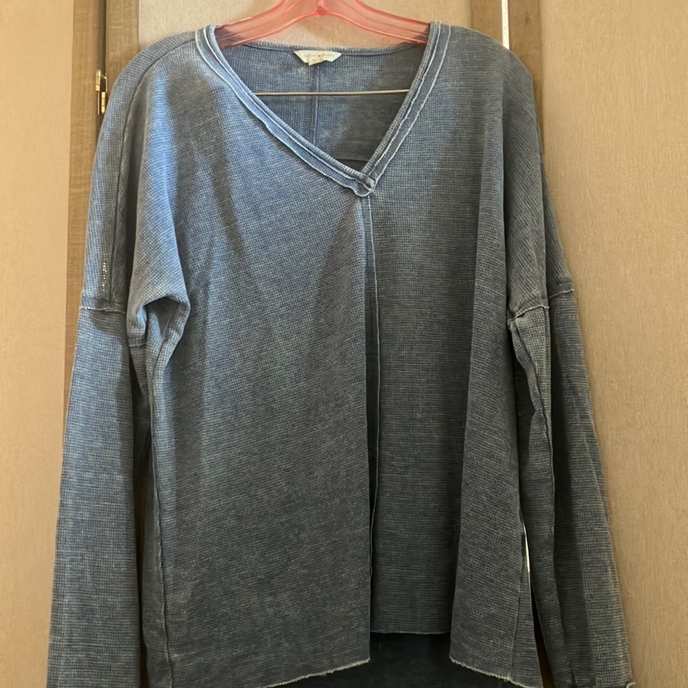 FINAL MARKDOWN Lucky brand Women's Blue V-Neck top large